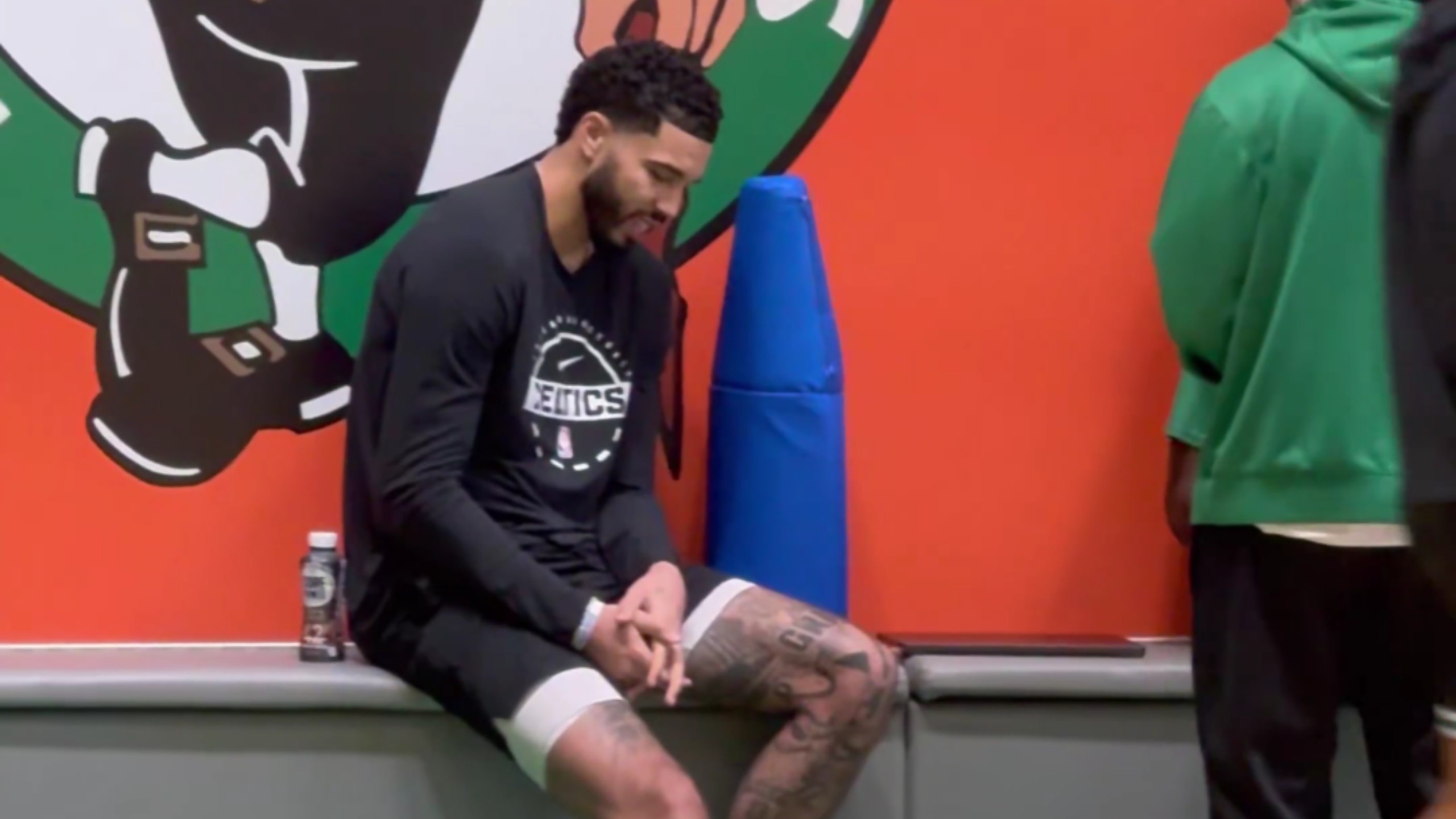 塔图姆回归赛场，战术调整首场状态亮眼，皇家马德里观众沸腾！的简单介绍