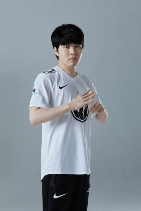 贝博体育-Rookie回归赛场，高光表现首场状态亮眼，FPX观众沸腾！的简单介绍